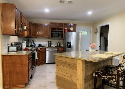 Island kitchen breakfast table