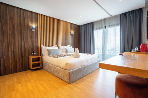 Chambre deluxe, grand lit, balcon | Egyptian cotton sheets, premium bedding, minibar, in-room safe