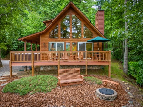 A secluded mountain cabin conveniently located just above the Country Club.