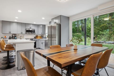 Come together with friends and family around our stunning resin river dining table. This spacious table can comfortably seat the whole group, making it the perfect spot for memorable dinners and gatherings.