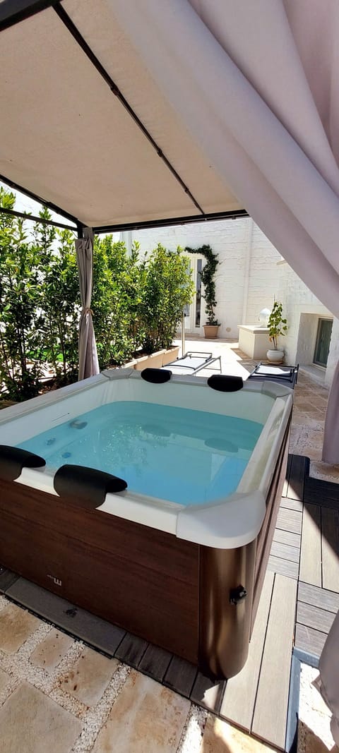 Classic Studio (Seasonal outdoor spa tub) | Private spa tub