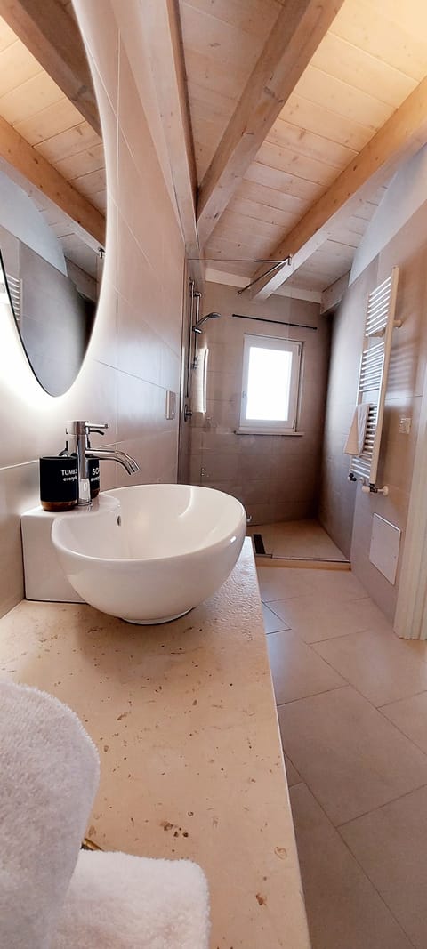 Classic Room | Bathroom | Shower, free toiletries, hair dryer, towels