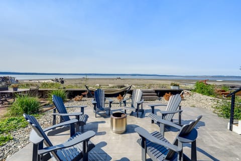 Stanwood Vacation Rental | 1,232 Sq Ft | 2BR | 3BA | Stairs Required