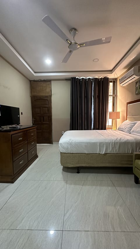 Standard Room | Down comforters, iron/ironing board, WiFi (free), bed sheets