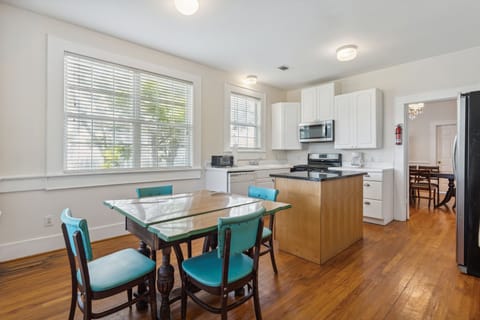Kitchen & Dining Area