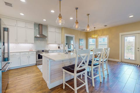 Kitchen Island w/barstools