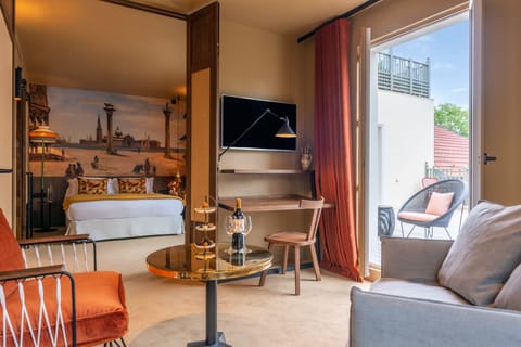 Suite Impressionniste | Premium bedding, minibar, in-room safe, individually decorated