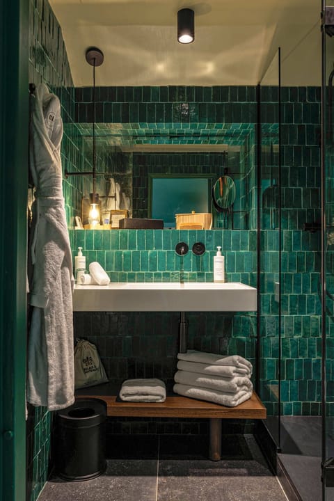 Combined shower/tub, deep soaking tub, designer toiletries, hair dryer