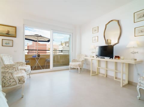 Furniture, Property, Table, White, Mirror, Picture Frame, Interior Design, Wood, Floor, Countertop