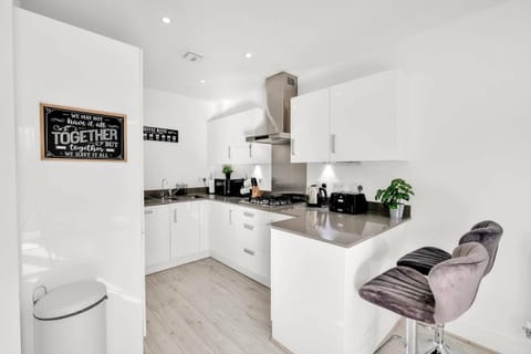House | Private kitchen | Fridge, microwave, oven, stovetop