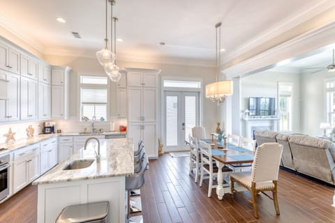 Gourmet Kitchen/Dining Area