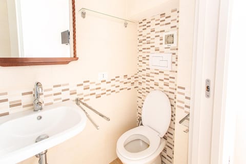 Studio | Bathroom | Shower, rainfall showerhead, towels