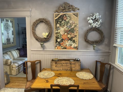 Kitchen seating area