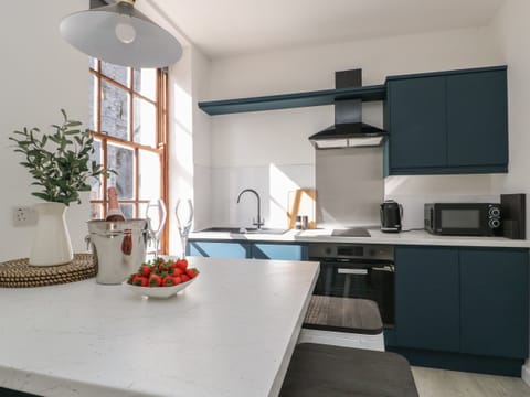 Fridge, dishwasher, cookware/dishes/utensils