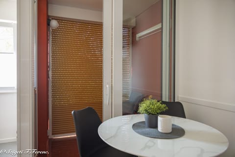 Apartment | Dining