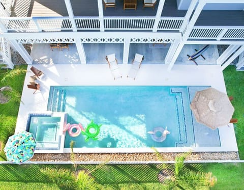 Whether you’re floating with a drink in hand or star-gazing from the hot tub, relaxation comes easy here