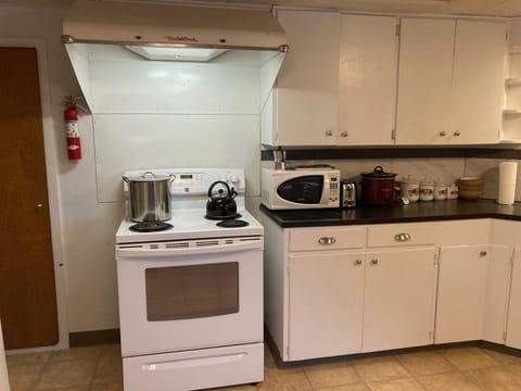 Home cooking:.Microwave, lg. slow cooker, big soup/clampot, tea kettle & s'mores