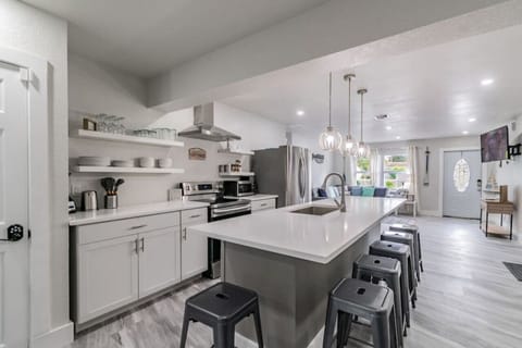 Large Eat-In Kitchen