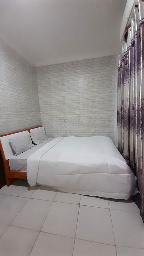 Economy Double Room | Laptop workspace, bed sheets