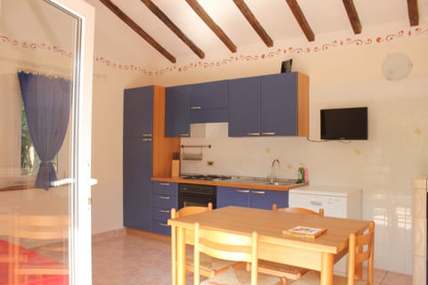 Traditional Apartment | Private kitchen | Full-size fridge, oven, stovetop, dishwasher