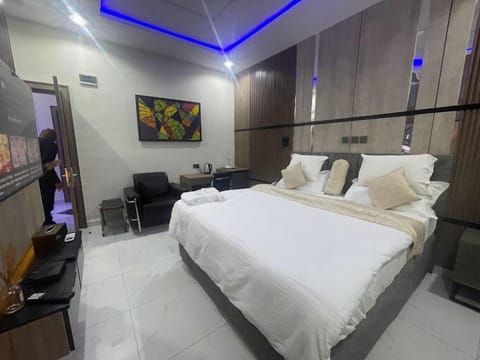 Double Room, 1 Double Bed, Non Smoking | In-room safe, desk, iron/ironing board, free WiFi