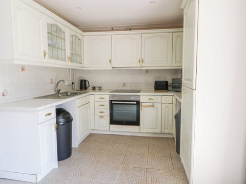 Cottage | Private kitchen | Fridge, electric kettle, toaster, cookware/dishes/utensils