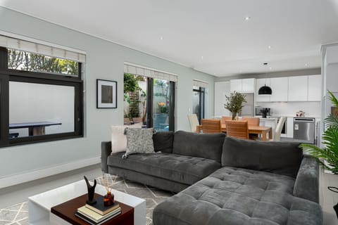 Deluxe Apartment | Living area | 32-inch flat-screen TV with satellite channels, Netflix