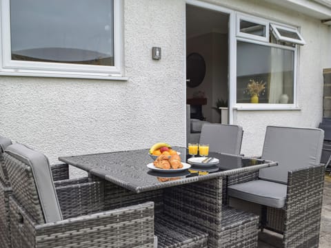 Sitting-out-area | Maes Dyfed, St Davids