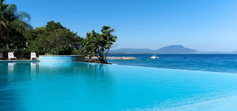 Large cceanfront Infiniti pool