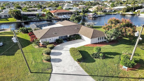 Prime location on a sailboat canal: Villa Belle Paradise