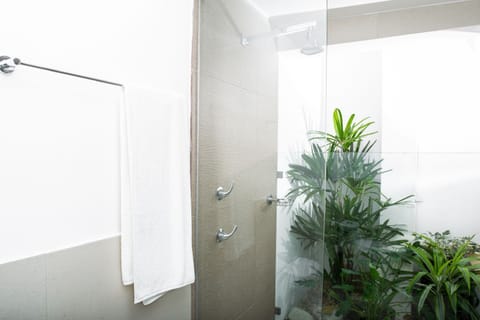 Family Double Room | Bathroom | Shower, rainfall showerhead, free toiletries, hair dryer