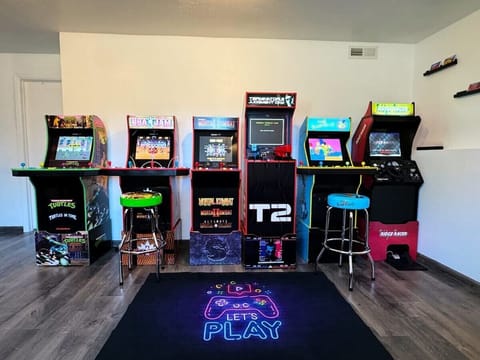 Adventure awaits at National Park Nest! Your starting point for exploring southern Utah is here. Enjoy arcade fun, pet-friendly comfort, and all the space you need in this 4BR/2BA gem.