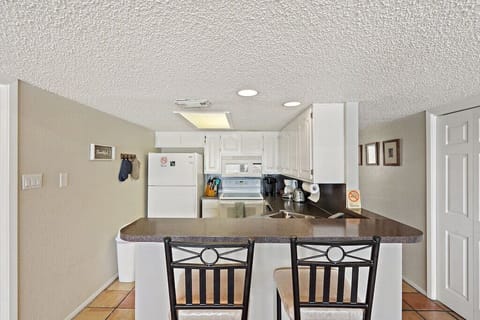 Kitchen with breakfast bar