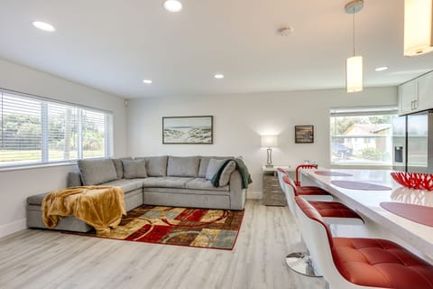 West Palm Beach Vacation Rental | 2BR | 1BA | 800 Sq Ft | Step-Free Access