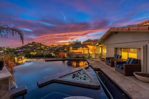 Overlook the city of Phoenix while enjoying the pool (Front yard )