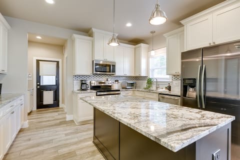 House (3 Bedrooms) | Private kitchen | Microwave, oven, dining tables