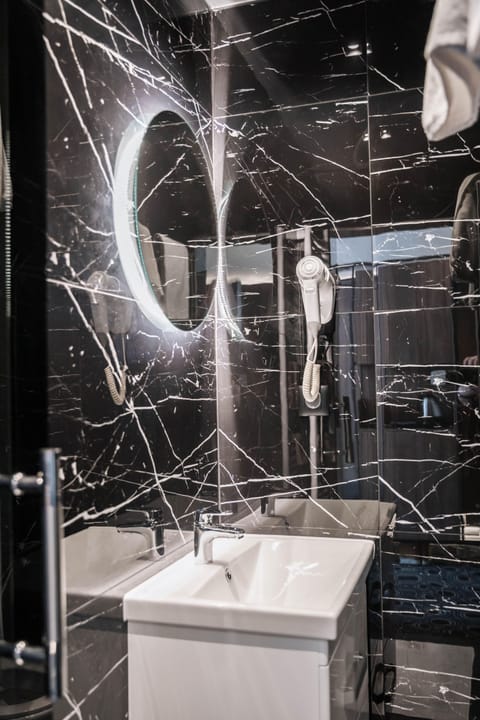 Economy Double or Twin Room | Bathroom | Free toiletries, hair dryer