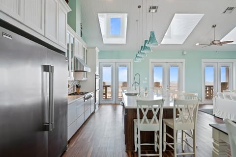 House, 4 Bedrooms | Private kitchen | Coffee/tea maker, fridge, oven