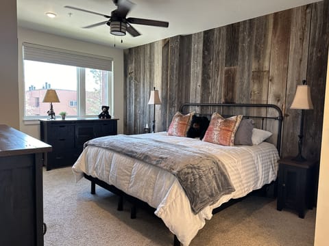 Master Suite #1: Comfy King bed, flat screen TV, en suite bathroom w/ dual sinks