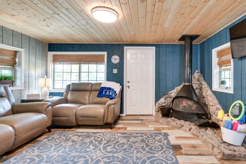 Kingston Vacation Rental | 3BR | 1.5BA | 900 Sq Ft | Step Required
