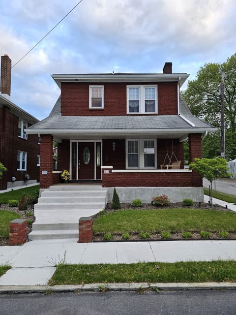 Exterior of Peyton Place.  Street parking available.