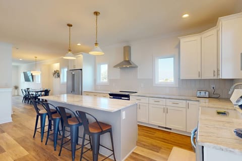 Clean and bright kitchen with island/counter seating