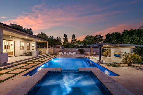 Stunning backyard with Spa & Heated Saltwater Pool