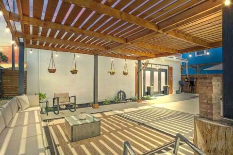 Large Patio! Great for entertaining!