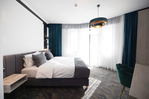 Deluxe Room, 1 Queen Bed | Memory foam beds, minibar, in-room safe, desk