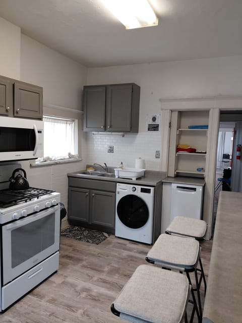 Full Kitchen Gas Stove, Combination Washer Dryer, Dishwasher, Bar with Stolls