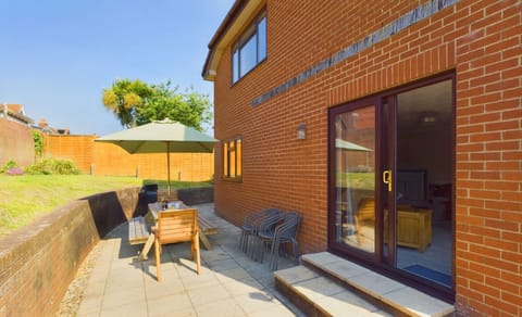 House | 5 bedrooms, desk