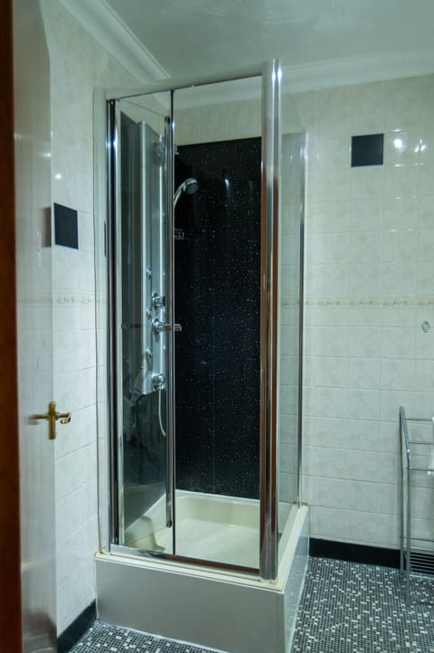 Standard Single Room with Private External Bathroom | Bathroom | Shower, free toiletries, hair dryer, towels