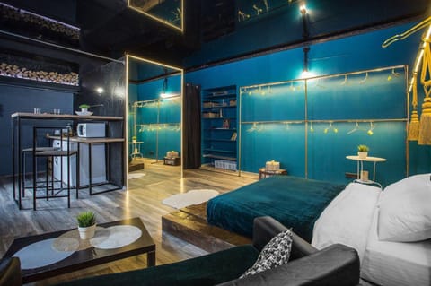 Deluxe Apartment | 1 bedroom, blackout drapes, iron/ironing board, WiFi (free)