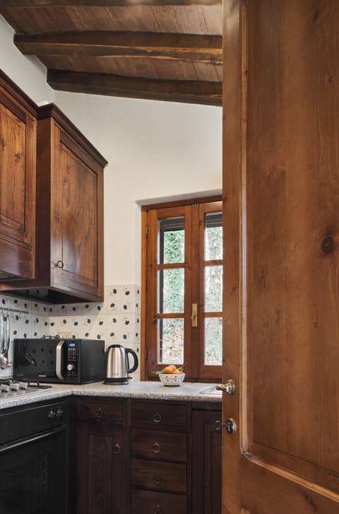 Honeymoon House | Private kitchen | Full-size fridge, microwave, oven, stovetop